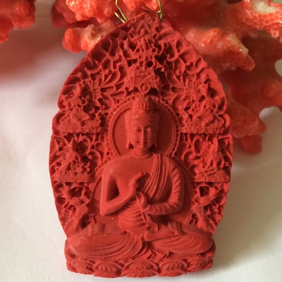 Vintage engraved Buddha cinnabar pendent - Picture 2 of 4